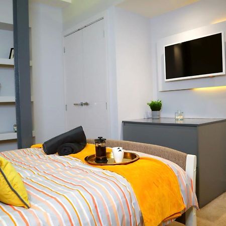 Trendy Urban Industrial Apartment - Great Location - Parking - Fast Wifi - Smart Tv - Beautiful 2 Double Bedroom Apartment Sleeps Up To 4! ボーンマス エクステリア 写真