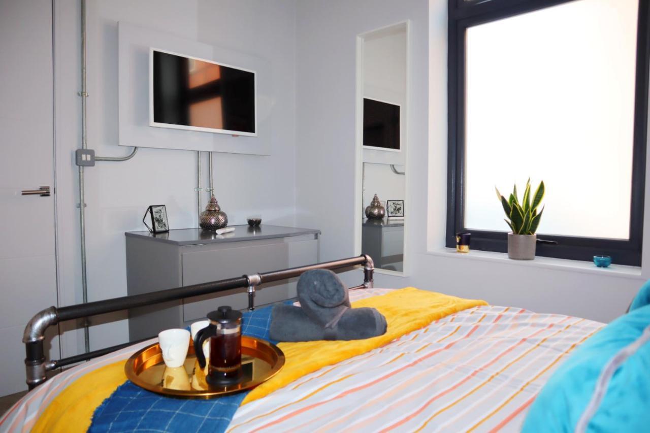 Trendy Urban Industrial Apartment - Great Location - Parking - Fast Wifi - Smart Tv - Beautiful 2 Double Bedroom Apartment Sleeps Up To 4! ボーンマス エクステリア 写真