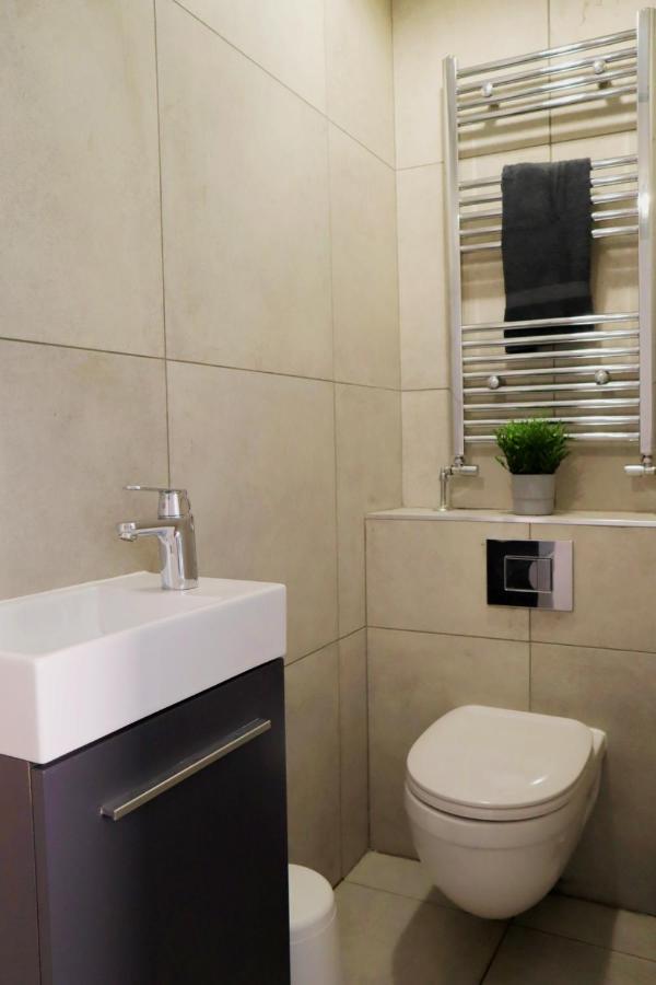 Trendy Urban Industrial Apartment - Great Location - Parking - Fast Wifi - Smart Tv - Beautiful 2 Double Bedroom Apartment Sleeps Up To 4! ボーンマス エクステリア 写真