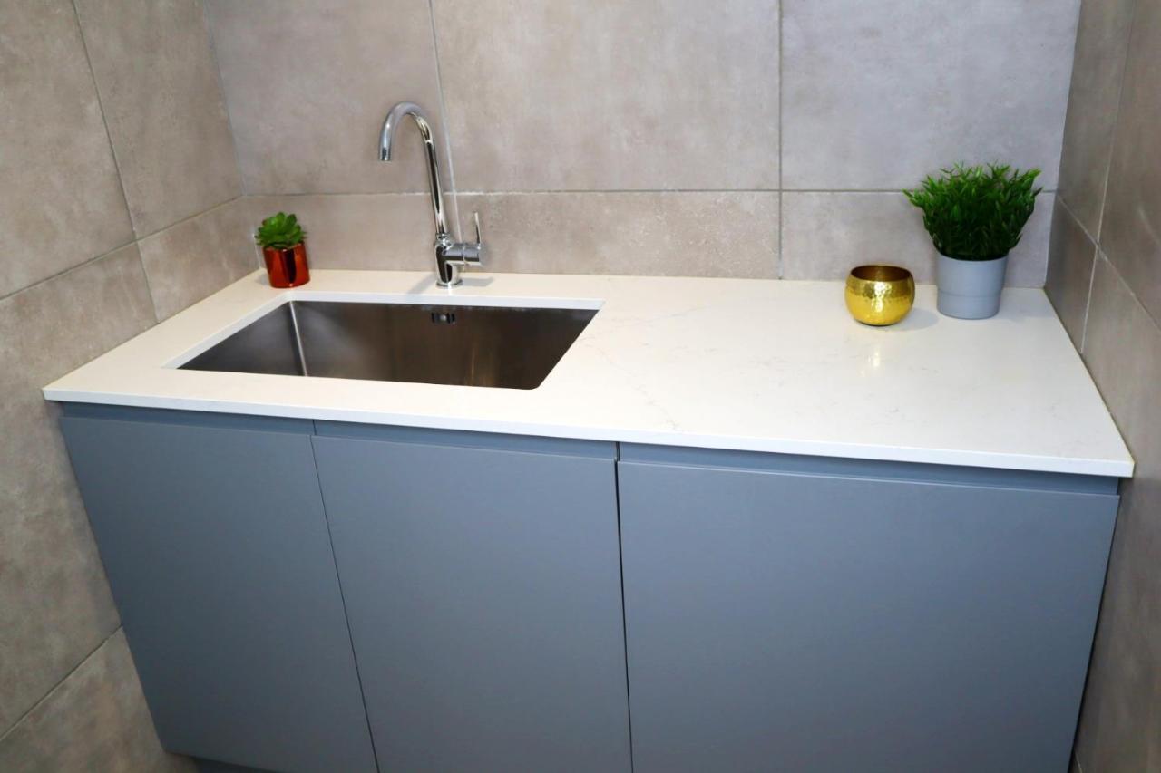 Trendy Urban Industrial Apartment - Great Location - Parking - Fast Wifi - Smart Tv - Beautiful 2 Double Bedroom Apartment Sleeps Up To 4! ボーンマス エクステリア 写真
