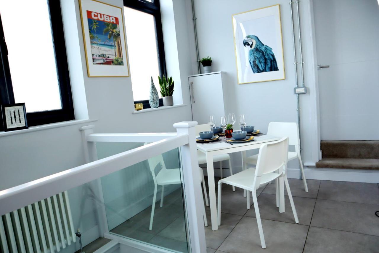 Trendy Urban Industrial Apartment - Great Location - Parking - Fast Wifi - Smart Tv - Beautiful 2 Double Bedroom Apartment Sleeps Up To 4! ボーンマス エクステリア 写真